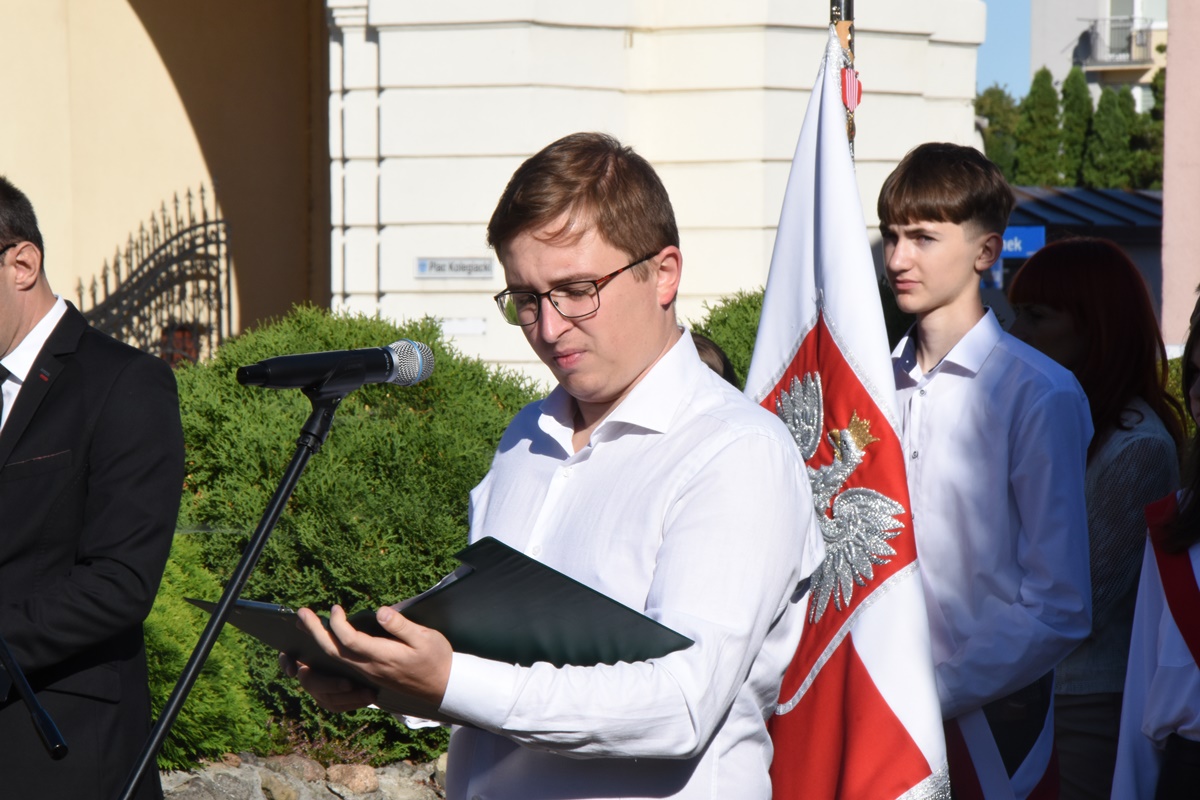 Na zdjęciu dh Konrad Bączyk, który odczytał apel poległych.
